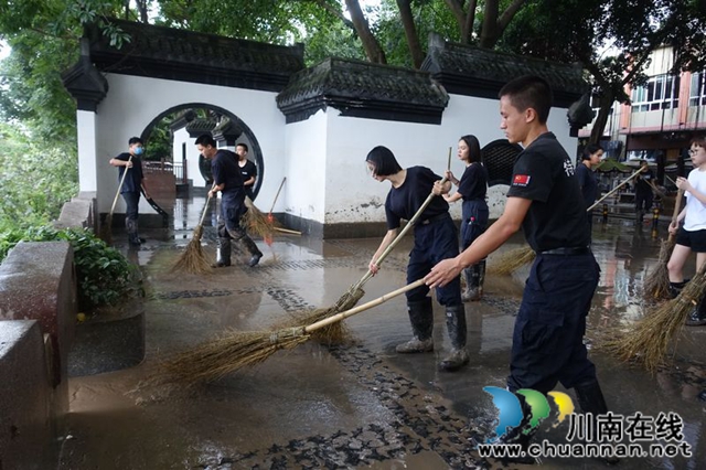 瀘州：清淤守卡點  有我警盾抗洪搶險！(圖4)