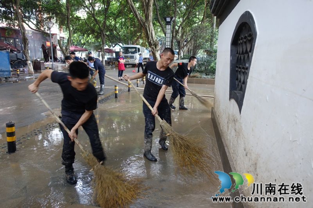 瀘州：清淤守卡點  有我警盾抗洪搶險！(圖3)