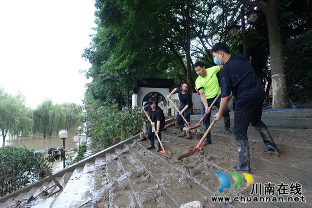 瀘州：清淤守卡點  有我警盾抗洪搶險！(圖6)