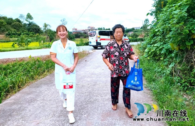 行走在田坎邊的白衣天使！(圖6)