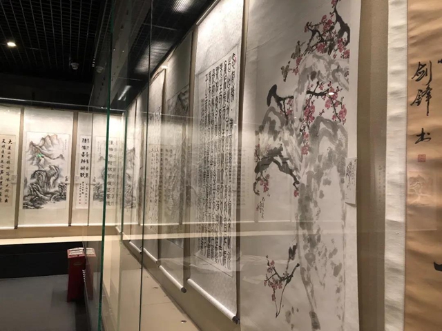 “磅礴烏蒙?奔康圓夢(mèng)”云貴川三省五市州書(shū)畫(huà)攝影聯(lián)展在瀘州舉行(圖3)