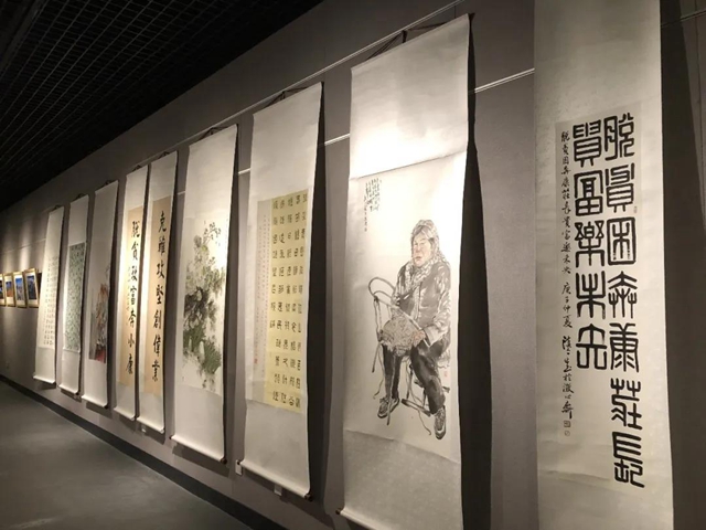 “磅礴烏蒙?奔康圓夢(mèng)”云貴川三省五市州書(shū)畫(huà)攝影聯(lián)展在瀘州舉行(圖2)