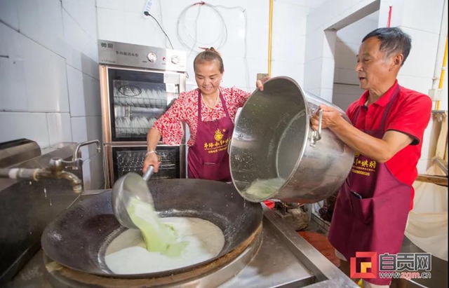 鐘三孃家來客人了！洪水退去，市委書記兌現(xiàn)承諾上門“吃豆花飯”(圖2)