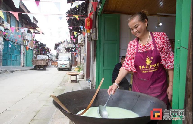 鐘三孃家來客人了！洪水退去，市委書記兌現(xiàn)承諾上門“吃豆花飯”(圖3)