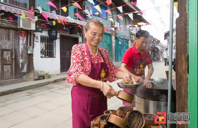 鐘三孃家來客人了！洪水退去，市委書記兌現(xiàn)承諾上門“吃豆花飯”(圖4)