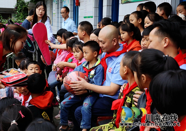 龍馬潭：幫扶助學(xué)送溫暖，真情關(guān)懷送愛心(圖6)