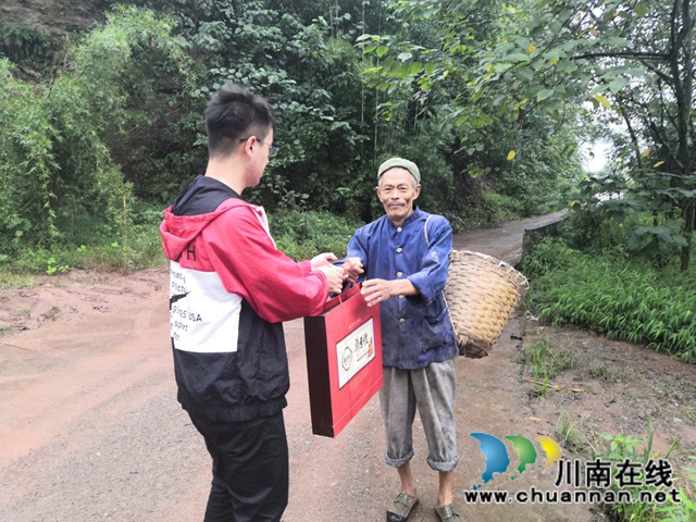 納溪：“雙節(jié)”送愛心，情暖貧困戶(圖1)