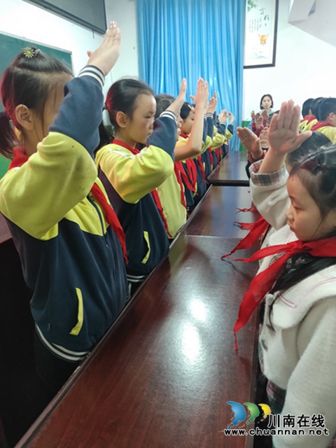 納溪區(qū)天仙鎮(zhèn)中心小學(xué)開展新隊員入隊活動(圖1)