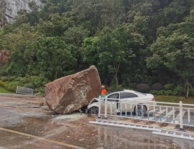 驚險(xiǎn)！宜賓白塔山下滾落一巨石，砸中一輛汽車(chē)！(圖1)