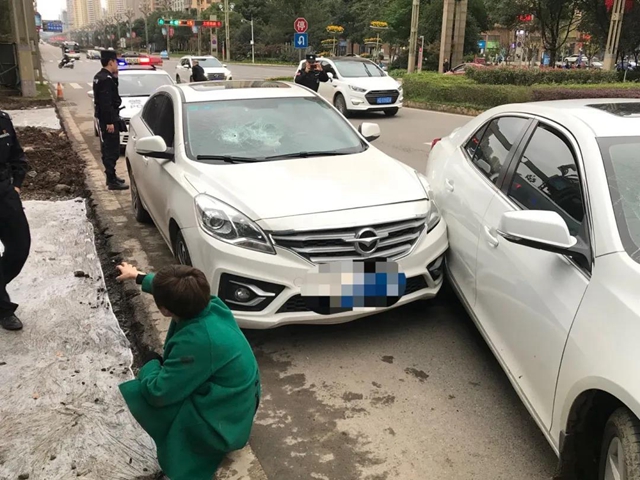 兩口子在興文法院門口打架、榔頭砸車！法警及時(shí)出手……(圖2)