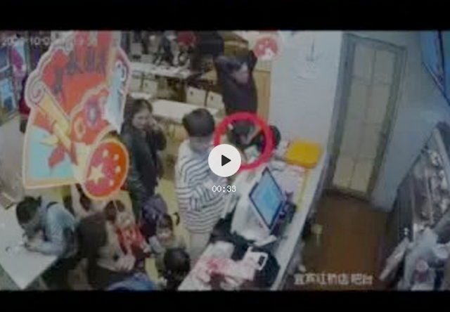 江安一女子順手牽羊，當(dāng)面順走2600元現(xiàn)金！監(jiān)控錄下全過程（附視頻）