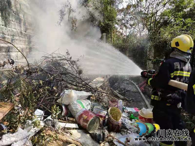 瀘州：垃圾堆發(fā)生火災(zāi)，消防員“雙槍”滅火(圖1)