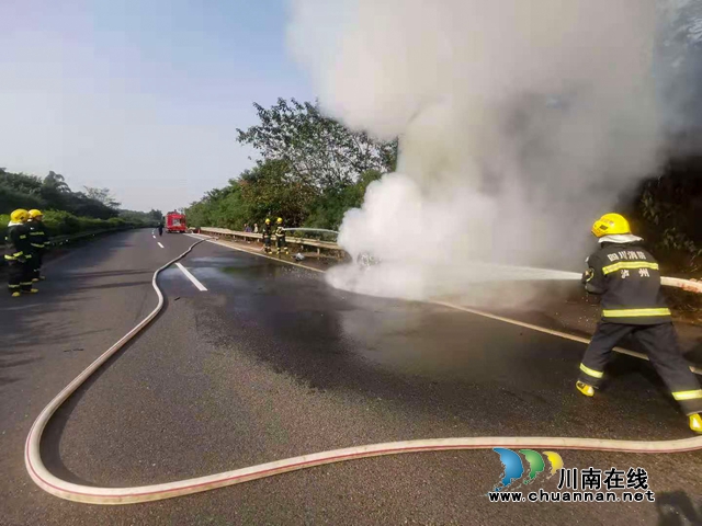 高速路上轎車撞向護(hù)欄起火燒成光架架！瀘州消防緊急救援(圖2)