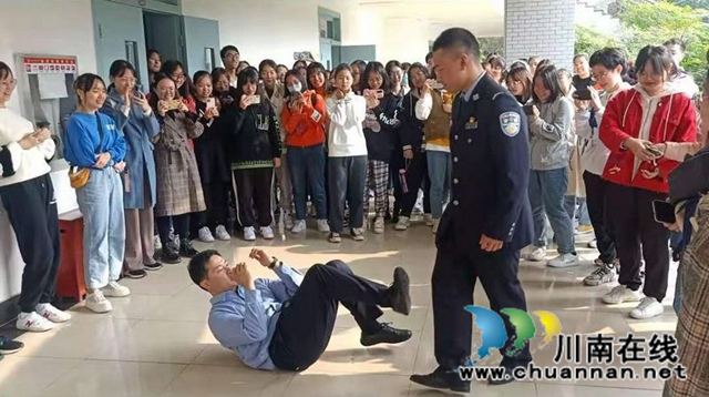 四川警察學院警盾宣講到成都 防身術(shù)受西南財大學子追捧(圖1)