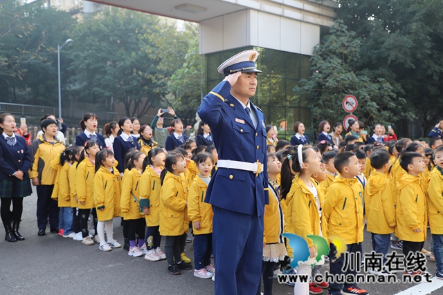 萌娃進(jìn)營看新鮮！瀘州消防開展“119”消防站開放日活動(圖5)