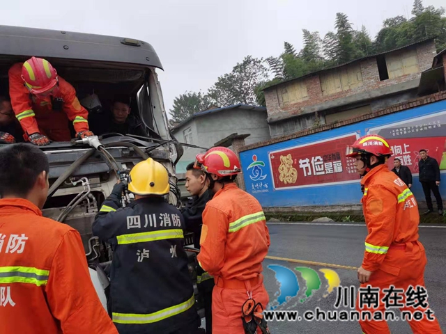 瀘州：水泥罐車(chē)追尾拖掛車(chē)，消防13分鐘救出被困司機(jī)(圖2)