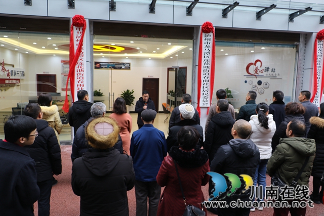 龍馬潭區(qū)蓮花池街道為新成立的春雨社區(qū)揭牌(圖2)