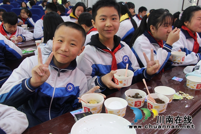 敘永鎮(zhèn)中心?！岸寥铡本C合實踐活動精彩紛呈(圖1)