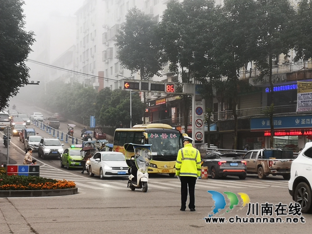 合江少岷路：早高峰秩序井然，綠色出行成美麗風(fēng)景(圖3)