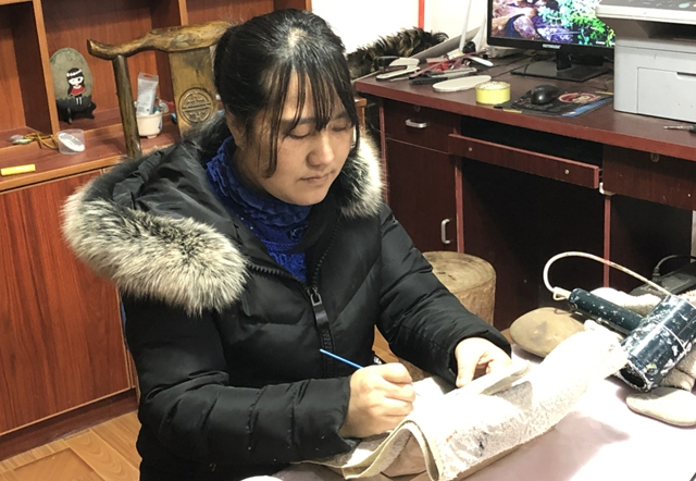 奇了！合江這女子在石頭上作畫，美得很！(圖6)