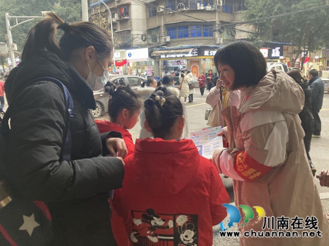 江陽區(qū)北城街道報(bào)恩塔社區(qū)開展垃圾分類宣傳活動(dòng)(圖1)