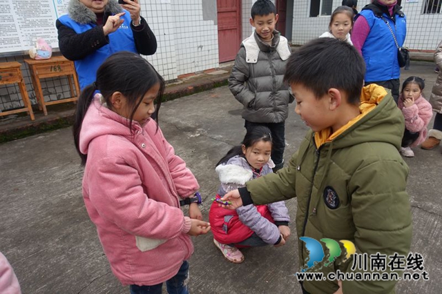 用我零花錢，給你送溫暖！瀘州市少年警校開展暖冬行(圖6)