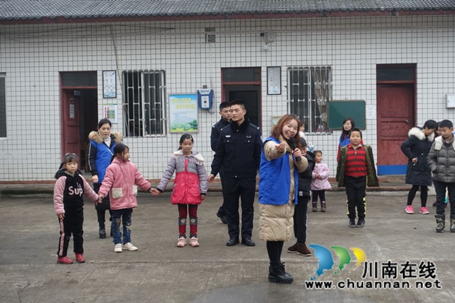 用我零花錢，給你送溫暖！瀘州市少年警校開展暖冬行(圖5)
