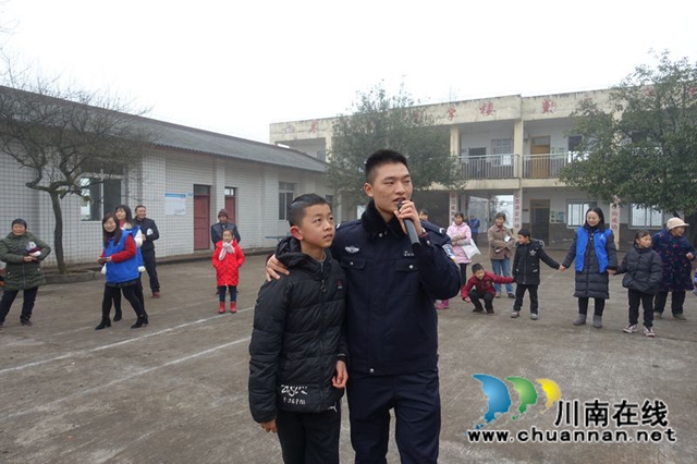 用我零花錢，給你送溫暖！瀘州市少年警校開展暖冬行(圖7)