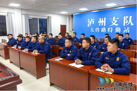 瀘州市消防救援支隊(duì)組織開展山岳繩索救援業(yè)務(wù)培訓(xùn)(圖1)