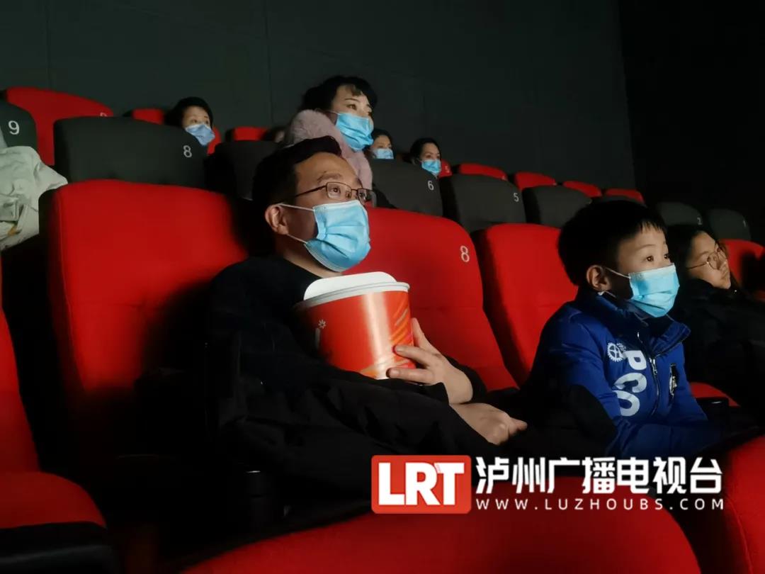 周星馳包場(chǎng)！瀘州英雄在影院回憶“武漢日夜”(圖8)