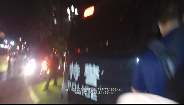 執(zhí)法記錄儀曝光！宜賓一貨車沖進河中，特警跳水徒手破窗救人(圖7)