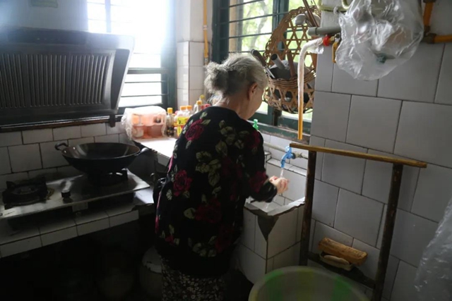 瀘州七旬奶奶捐資助學(xué)40多年，她的衣服都縫縫補補……(圖5)