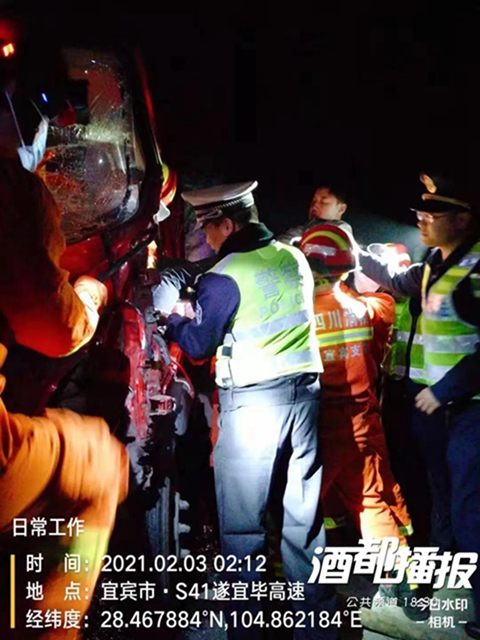 千萬警惕！宜敘高速一男子邊開車邊看電視！結(jié)果……(圖3)