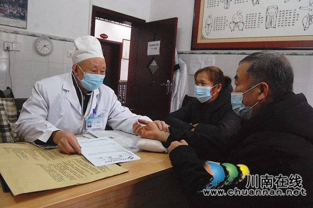 40年從未缺席 瀘州81歲老中醫(yī)新春堅守坐診