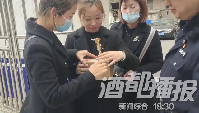 宜賓：老板快遞黃金首飾標(biāo)為麻辣兔頭，店員當(dāng)垃圾扔了！(圖2)