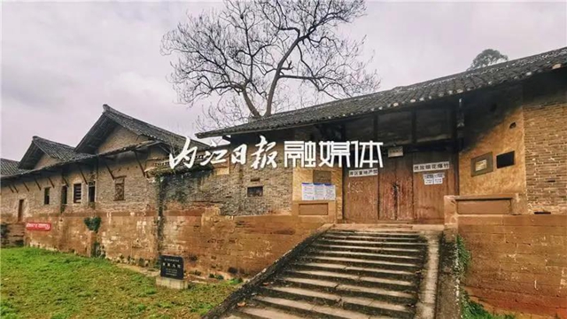 內(nèi)江市市中區(qū)龍門鎮(zhèn)是一座千年古鎮(zhèn)， 距內(nèi)江城區(qū)約30公里。  一度時(shí)期，龍門鎮(zhèn)改名為沱江鄉(xiāng)， 2015年再次改回原來(lái)的地名。 “龍門鎮(zhèn)”這名稱顯然更有古老的味道 聽(tīng)起來(lái)也更覺(jué)有傳奇、有故事。  圖片 (圖2)