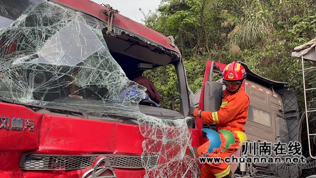 敘永：貨車司機遇車禍被方向盤卡腿，消防16分鐘破拆救人