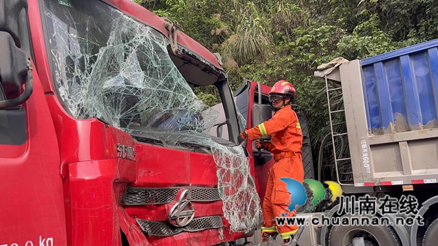 敘永：貨車司機(jī)遇車禍被方向盤卡腿，消防16分鐘破拆救人(圖6)