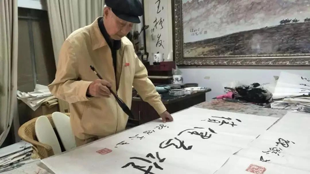 獻(xiàn)禮廈門大學(xué)百年華誕 瀘州籍校友何開四作《廈門大學(xué)賦》(圖3)