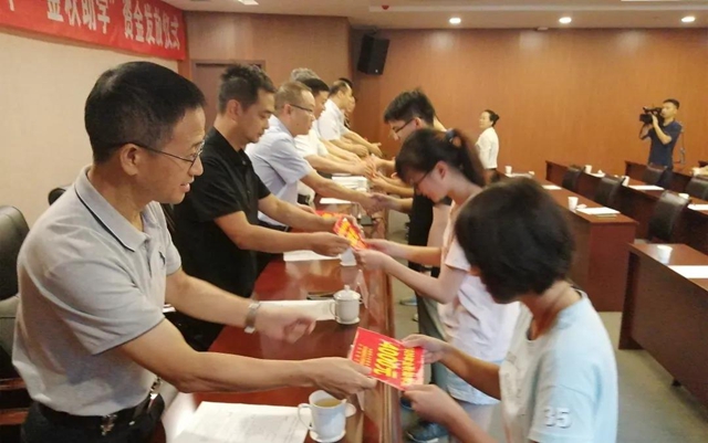 助學(xué)幫扶、婚戀服務(wù)、發(fā)放慰問金......瀘州工會15件實事服務(wù)職工(圖1)