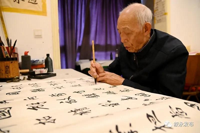 敘永88歲老黨員創(chuàng)作百米書法長卷向黨獻(xiàn)禮(圖2)