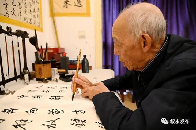 敘永88歲老黨員創(chuàng)作百米書法長卷向黨獻(xiàn)禮(圖3)