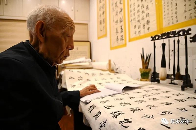 敘永88歲老黨員創(chuàng)作百米書法長卷向黨獻(xiàn)禮(圖6)