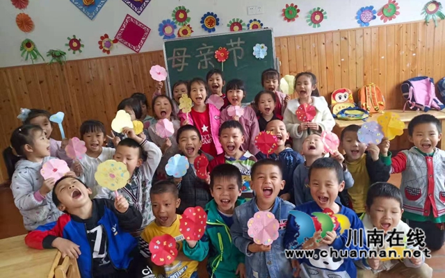 “媽媽，我愛你！”納溪區(qū)天仙鎮(zhèn)中心幼兒園開展慶祝母親節(jié)活動(圖1)