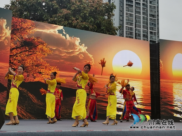 瀘縣百團(tuán)演藝啟動(dòng)“永遠(yuǎn)跟黨走”頌黨恩文藝演出活動(dòng)(圖1)