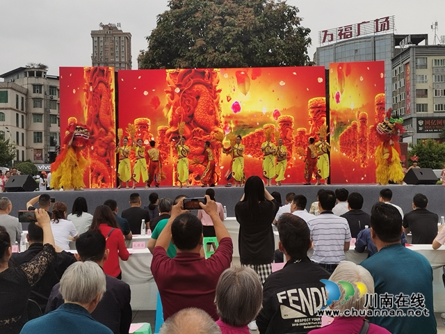 瀘縣百團(tuán)演藝啟動(dòng)“永遠(yuǎn)跟黨走”頌黨恩文藝演出活動(dòng)(圖2)