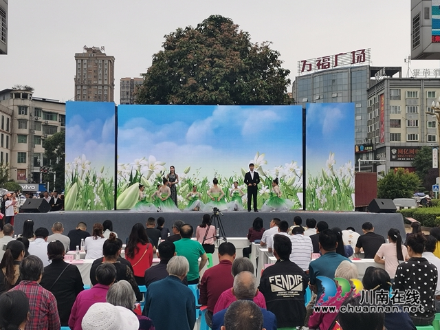瀘縣百團(tuán)演藝啟動(dòng)“永遠(yuǎn)跟黨走”頌黨恩文藝演出活動(dòng)(圖3)