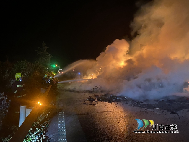 瀘州：貨車高速路隧道入口起火燃燒，消防出動(dòng)“水龍”滅火(圖1)