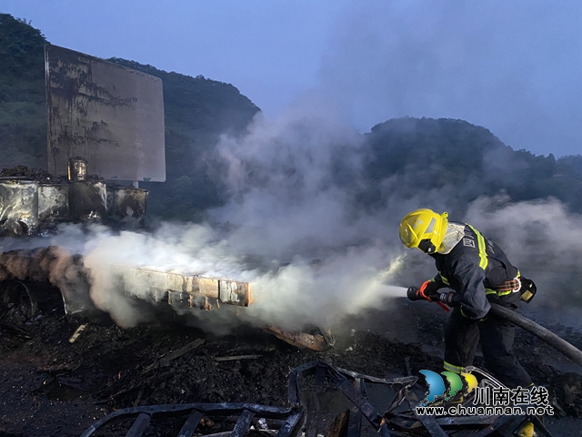 瀘州：貨車高速路隧道入口起火燃燒，消防出動(dòng)“水龍”滅火(圖8)