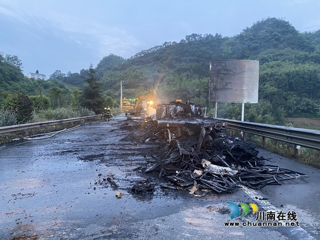 瀘州：貨車高速路隧道入口起火燃燒，消防出動(dòng)“水龍”滅火(圖6)